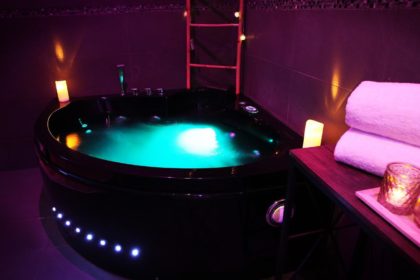 Appart&Spa Saint-Etienne : bain balnéo privatif jeux de lumière