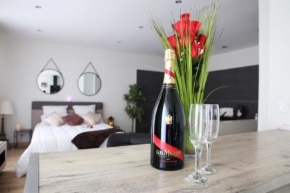 Appart&Spa Saint-Etienne : votre chambre avec bouteille de champagne