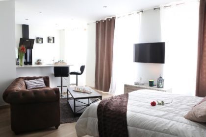 Appart&Spa Saint-Etienne : votre chambre avec canapé ultra confort