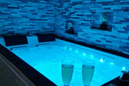 Appart&Spa Saint-Etienne : votre chambre romantique avec bain balnéo privatif