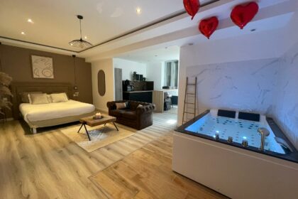 Appart&Spa Saint-Etienne : votre chambre avec canapé ultra confort